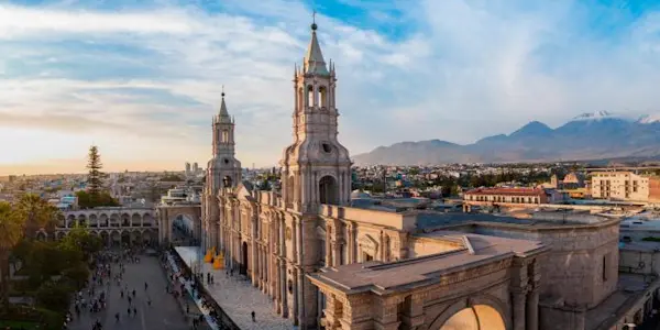 Arequipa, entre la fiesta intelectual y el circo político