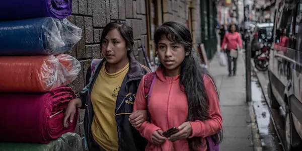 ¿Se debe considerar un programa de inserción laboral específico para mujeres jóvenes?