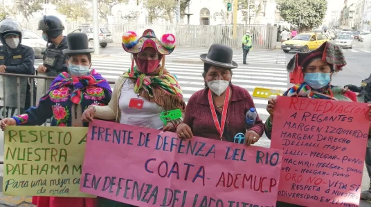 Mujeres aimaras y mujeres afectadas por metales exigen frente al Congreso la atención en salud y ley de protección a la naturaleza