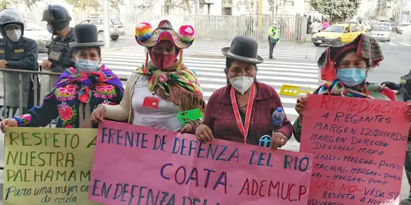 Mujeres aimaras y mujeres afectadas por metales exigen frente al Congreso la atención en salud y ley de protección a la naturaleza