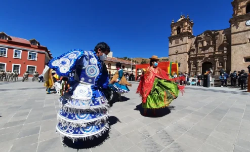 Residentes bolivianos en Puno celebran los 196 años de independencia de su país