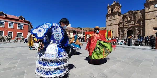 Residentes bolivianos en Puno celebran los 196 años de independencia de su país