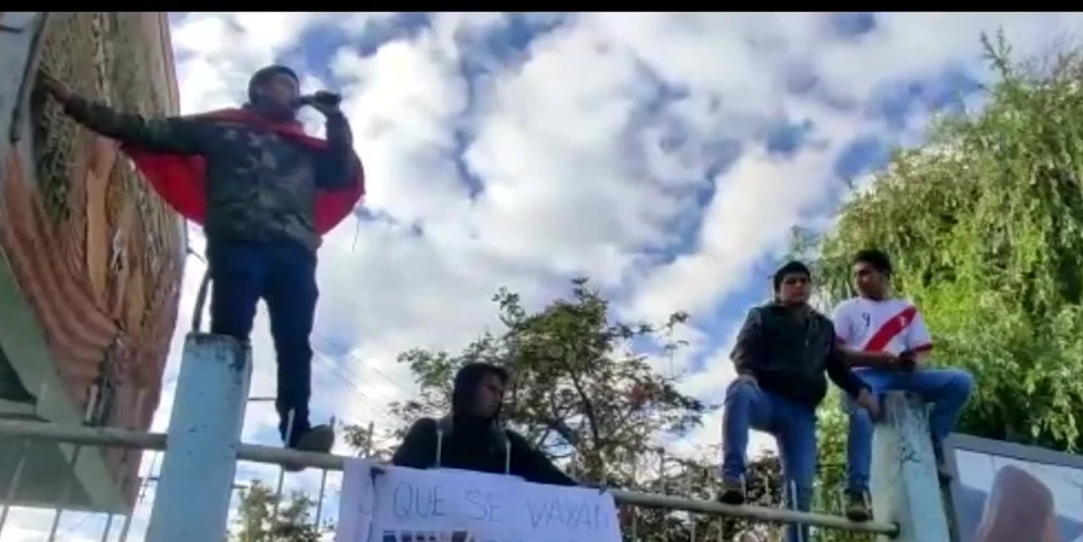 Estudiantes y organizaciones sociales de Cajamarca se movilizan exigiendo elecciones generales el 2023