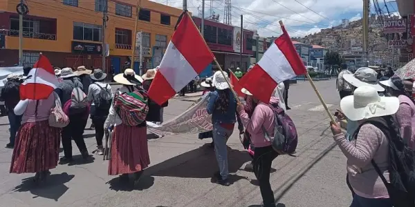 ¿Qué es lo que impulsa a salir a las calles a mujeres Quechuas, Aymaras y Uro?