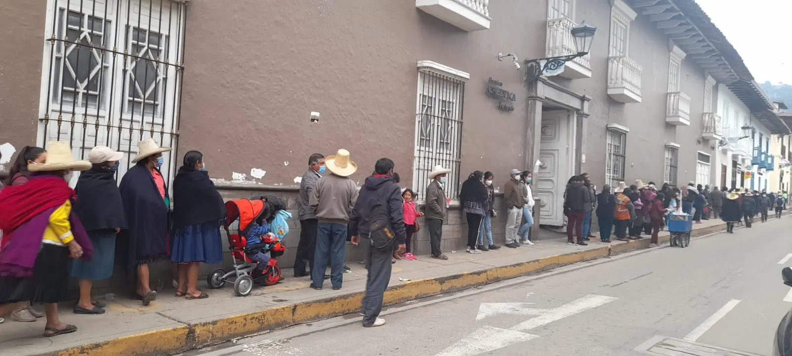 Largas colas en oficinas del Banco de la Nación para cobro de Bono Familiar Universal