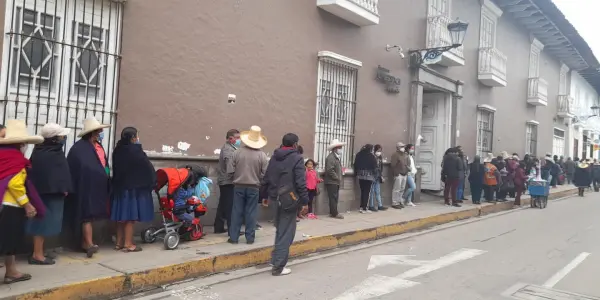 Largas colas en oficinas del Banco de la Nación para cobro de Bono Familiar Universal