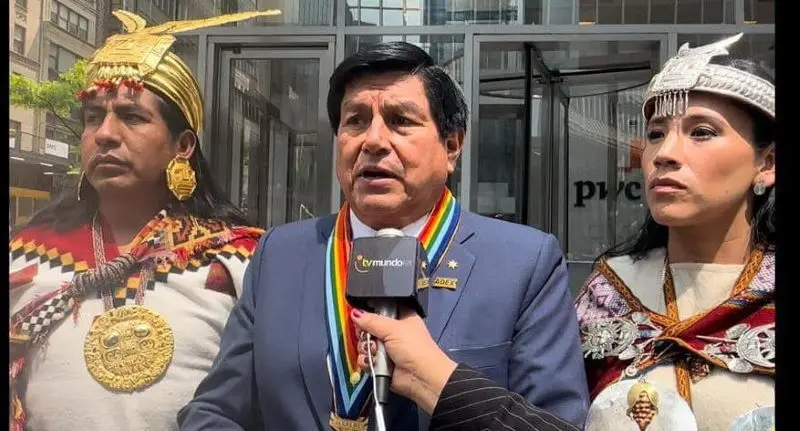 Alcalde de Cusco es abucheado en New York por defender al gobierno