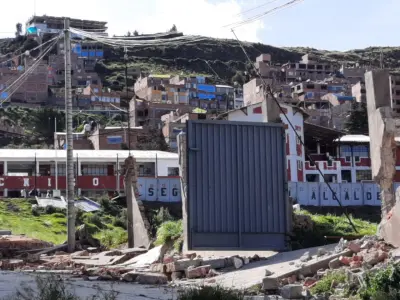 Derriban los muros del colegio Politécnico Huáscar de Puno