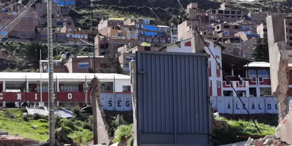 Derriban los muros del colegio Politécnico Huáscar de Puno