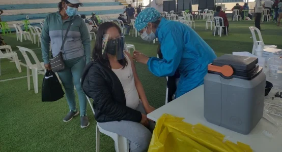 Inician vacunación contra el covid-19 a gestantes con más de 28 semanas de embarazo en Ayacucho 