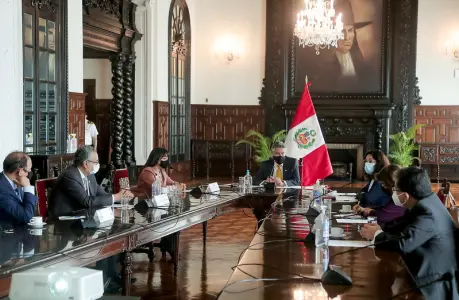 Los poderes del Estado Peruano no son tres