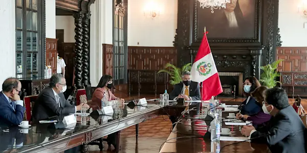 Los poderes del Estado Peruano no son tres