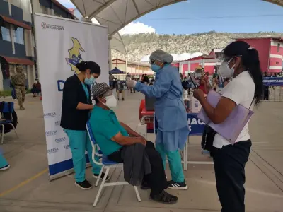 Inician vacunación de adultos mayores en distritos metropolitanos de Huamanga