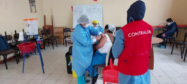 Contraloría identifica irregularidades en el proceso de vacunación en hospitales de Cusco 