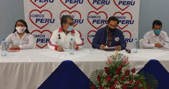 Vizcarra hace campaña en Ayacucho sin la presencia de Daniel Salaverry