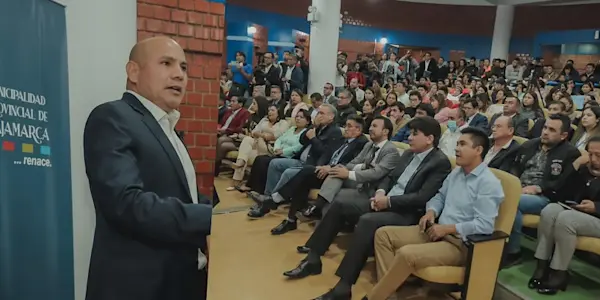 Un mitin de campaña en plena gestión municipal