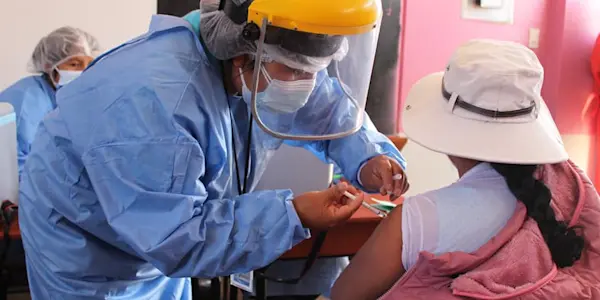 Puno avanza con vacunación a personas mayores de 45 años