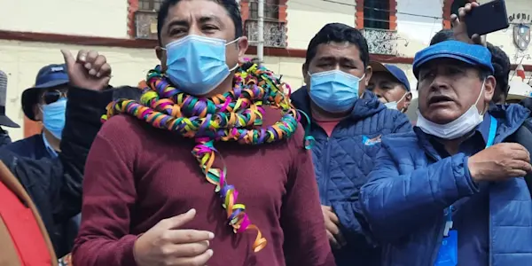 Congresista Bermejo impulsa en Puno recolección de firmas para referéndum constituyente