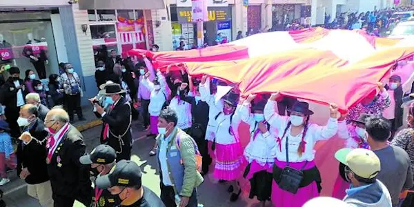 La disputa entre tacneños netos y migrantes aymaras por la bandera peruana