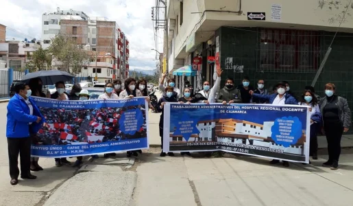 Trabajadores administrativos del Hospital Regional de  Cajamarca protestan contra recorte de pago de beneficios por CAFAE