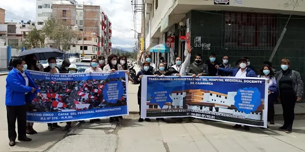 Trabajadores administrativos del Hospital Regional de Cajamarca protestan contra recorte de pago de beneficios por CAFAE