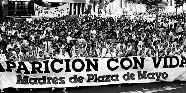 Las madres de plaza de Mayo y los peruanos.