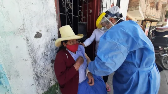 El 65% de personas mayores de 80 años ya fueron vacunadas en Cajamarca