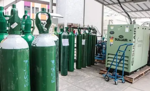 Funcionarios de la Dirección Regional de Salud verifican el funcionamiento de la planta generadora de Oxigeno donado por campaña “Ayacucho Puede”