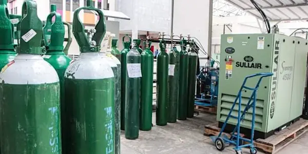Funcionarios de la Dirección Regional de Salud verifican el funcionamiento de la planta generadora de Oxigeno donado por campaña “Ayacucho Puede”