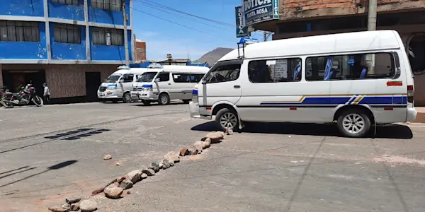 Transportistas puneños acataron paro de 24 horas en protesta por el alza en el precio del combustible