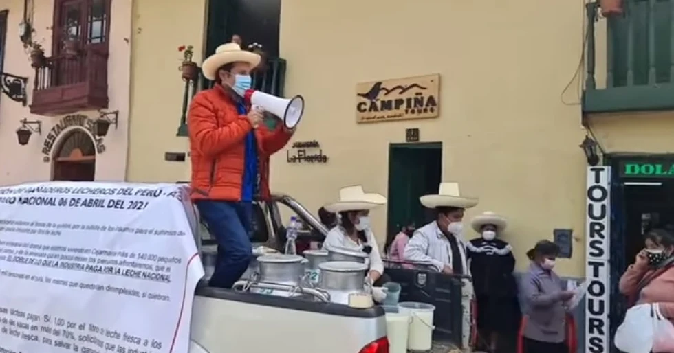 Ganaderos de Cajamarca protestan exigiendo a empresas mayor pago por la leche