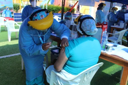 Avanza vacunación de personal de salud en Puno