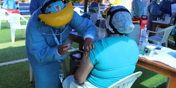 Avanza vacunación de personal de salud en Puno