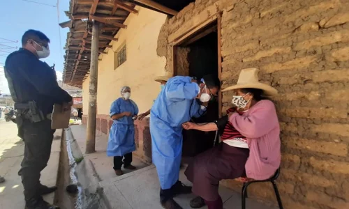 Desarrollan vacunación móvil en Cajamarca y aumentan camas UCI en EsSalud