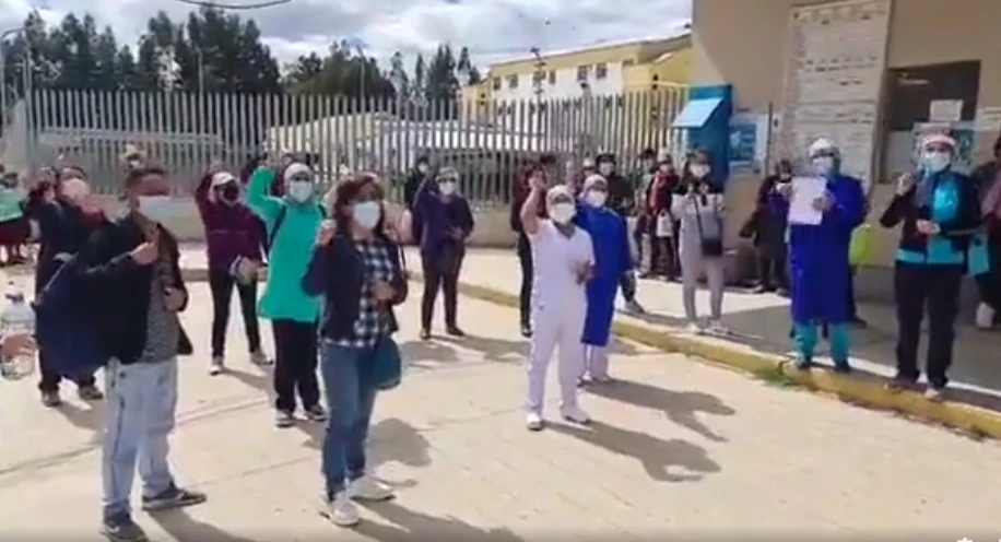 Personal de salud del Hospital Regional de Cajamarca reclama pago completo de bono covid