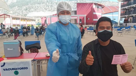 Inician vacunación contra el covid -19 a personas mayores de 30 años en Ayacucho