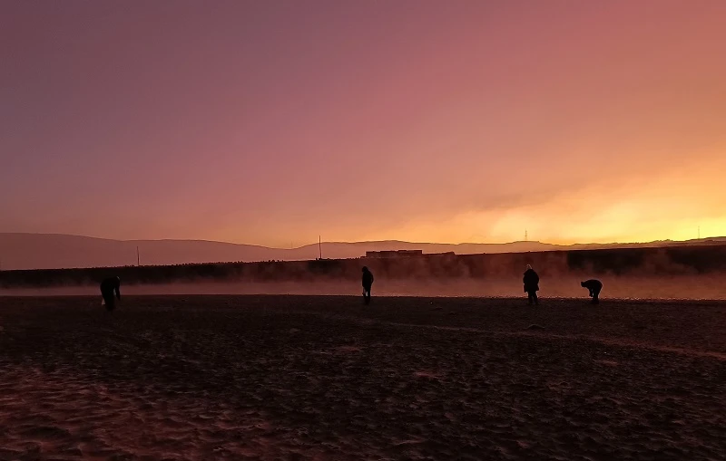 Pobladores de Puno realizan ritual ancestral para atraer abundancia económica y agradecer a la madre tierra.