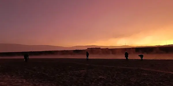 Pobladores de Puno realizan ritual ancestral para atraer abundancia económica y agradecer a la madre tierra.