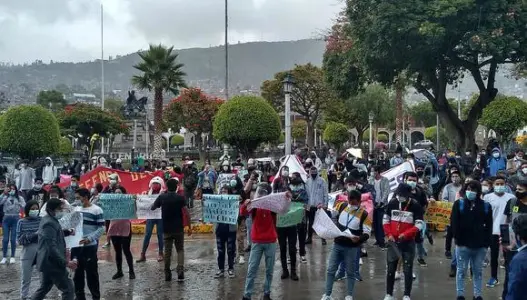 Estudiantes de academias preuniversitarias de Ayacucho se movilizan exigiendo clases presenciales