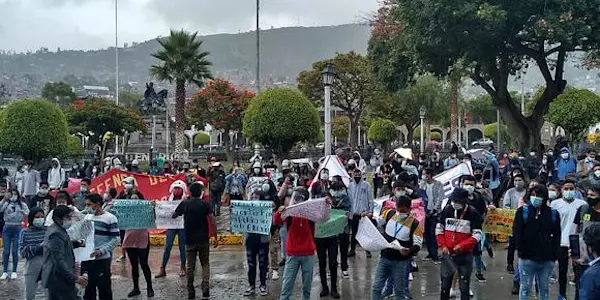 Estudiantes de academias preuniversitarias de Ayacucho se movilizan exigiendo clases presenciales