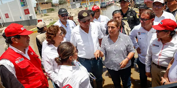 Después de la tragedia, la farsa
