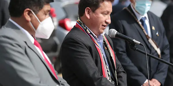 Gabinete de cholos para cholos