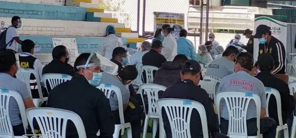 Personal policial de Ayacucho es inoculado con la primera dosis de vacuna Pfizer