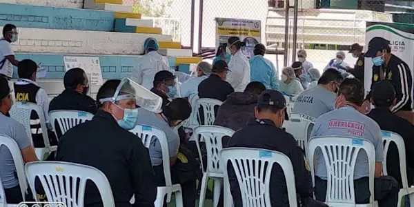 Personal policial de Ayacucho es inoculado con la primera dosis de vacuna Pfizer