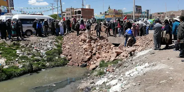Cierran el rio Torococha como acto de protesta contra la contaminación de la cuenca del rio Coata