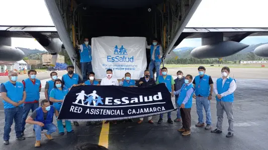 Gobernador y alcalde de Cajamarca reciben dos plantas de oxígeno entregadas por EsSalud