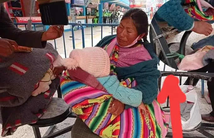 Mujer estuvo enmarrocada con su bebé durante 36 horas en el terminal de Juliaca ​​​​​