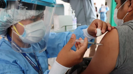 Vacunación contra covid-19 se amplía a 848 establecimientos de salud de Cajamarca
