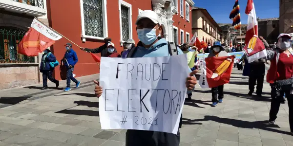 Militantes de Perú Libre y gremios de Puno se movilizan en defensa del voto