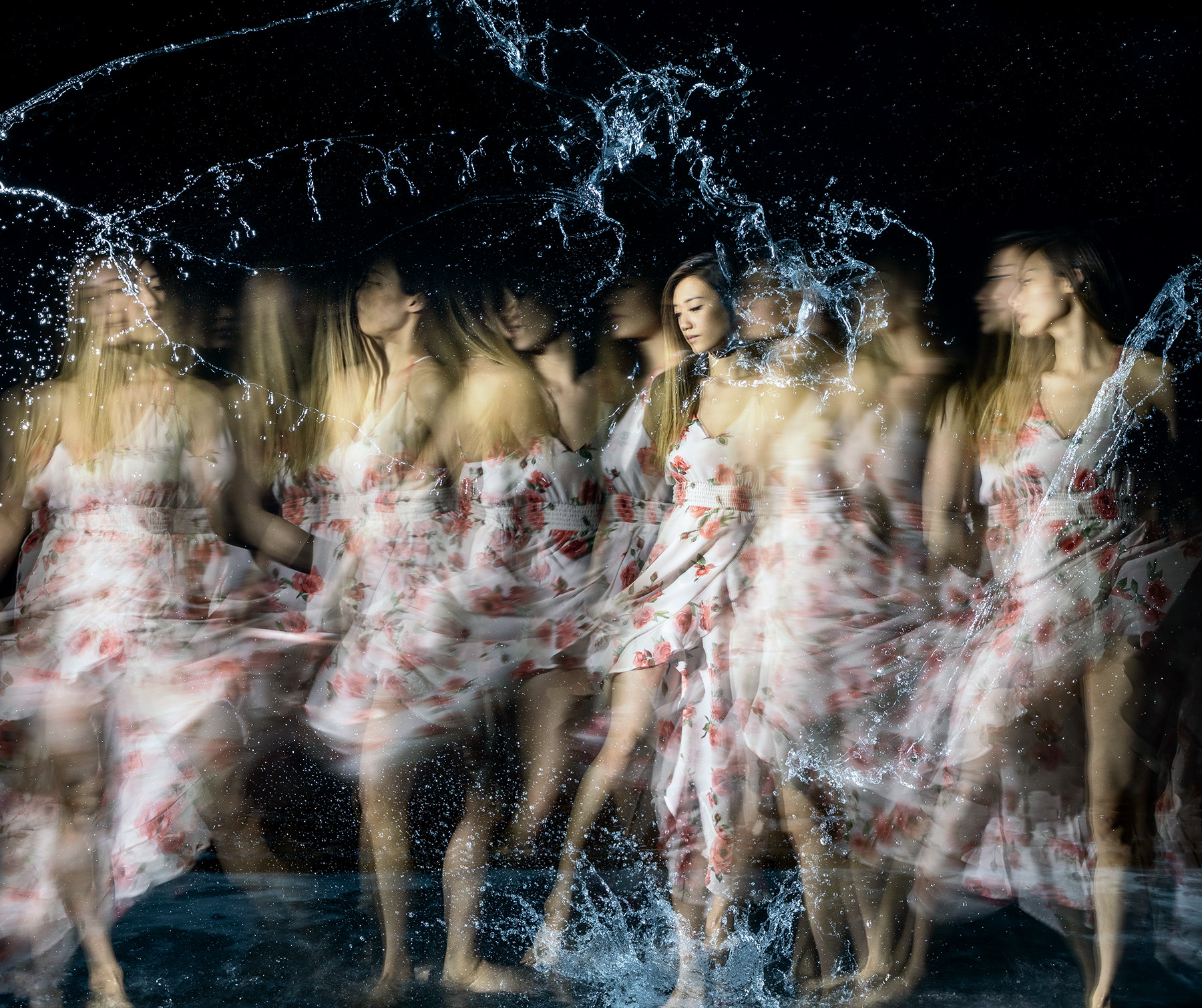 Splash, water, photography, portrait, movement, dance, painting with light, canon, profoto, flashlight, open shutter, freeze motion, stop action 